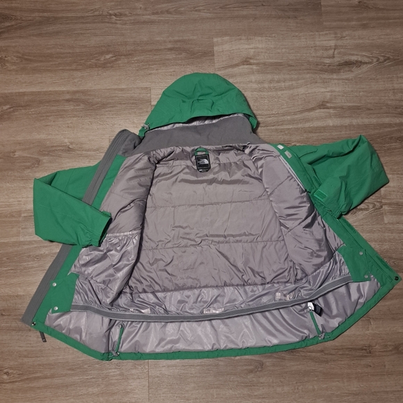The North Face Women’s Green Hooded Ski Jacket - Picture 4 of 11